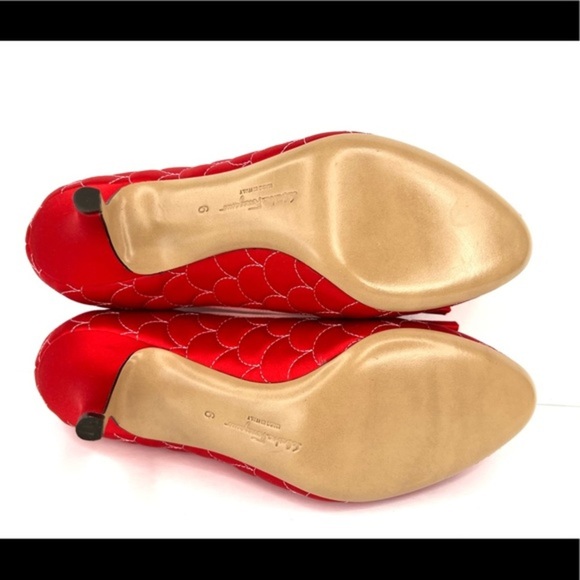 SALVATORE FERRAGAMO Carla Quilted Red Satin Fabric Bow Vara Heel Pumps Size 6 - Picture 6 of 13